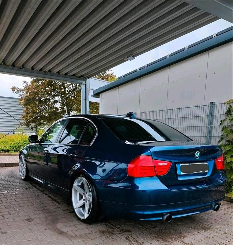 Blau Gebraucht 2011 BMW 335 Performance Limousine | 15.850 € (Superpreis) - Bild 1/4