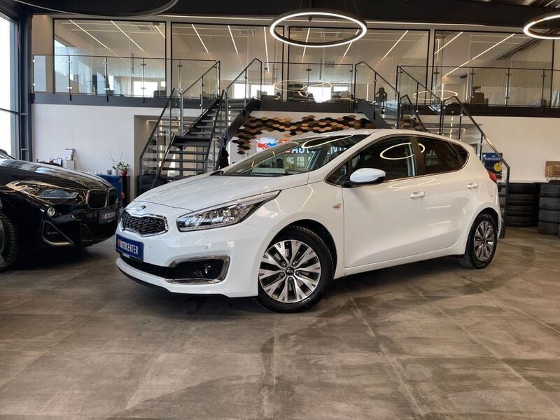 Weiß Gebraucht 2016 Kia Ceed Limousine | 9.999 € (Guter Preis) - Bild 1/4