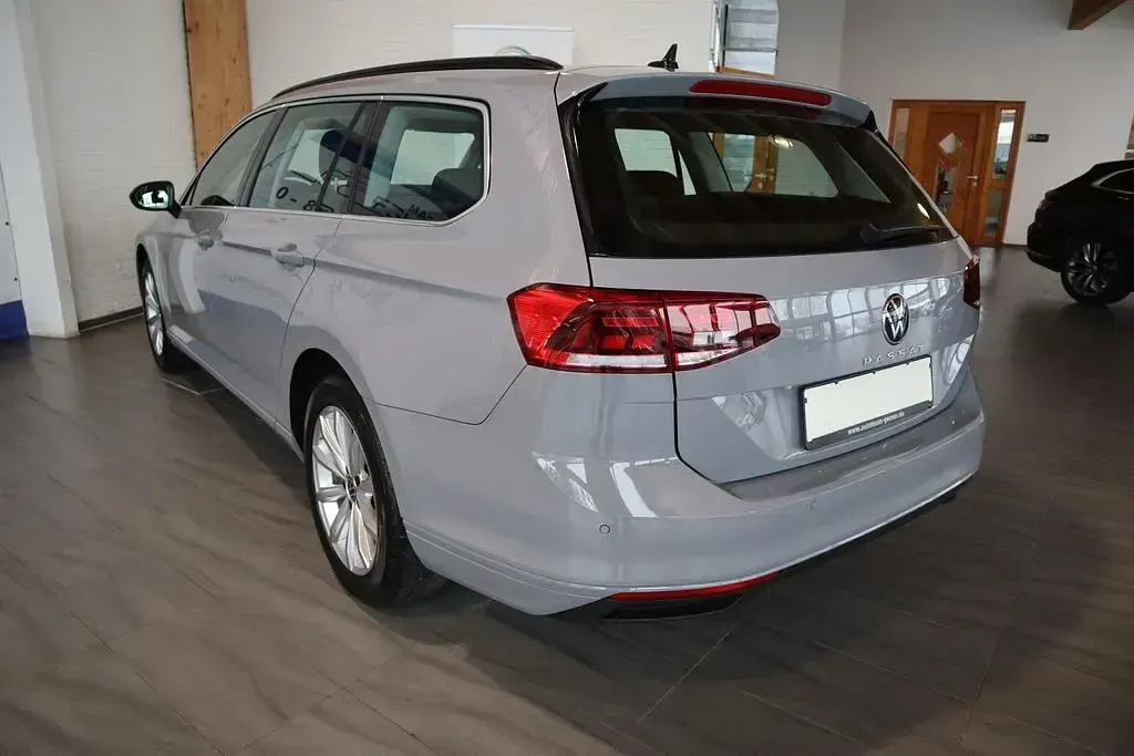 Gebraucht VW Passat 122 PS (89 kW) 2023 Grau Kombi