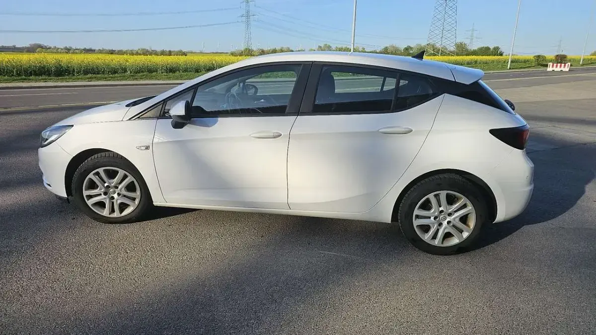 Gebraucht Opel Astra Dynamic 110 PS (80 kW) 2018 Weiß Limousine