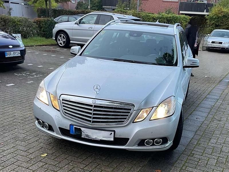 Silber Gebraucht 2011 Mercedes E220 Elegance Kombi | 8.500 € - Bild 1/4