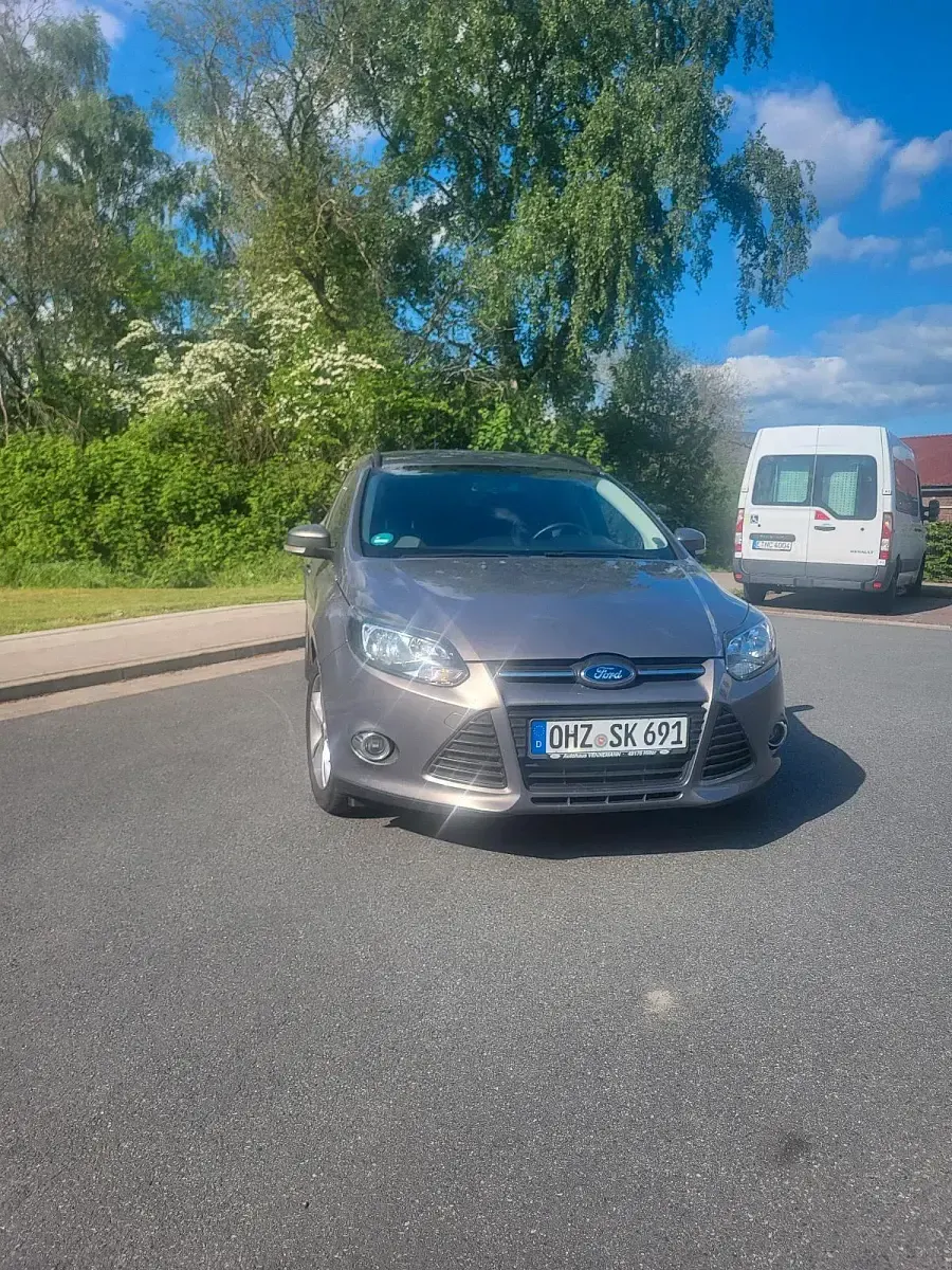 Gebraucht Ford Focus 101 PS (74 kW) 2013 Grau Kombi