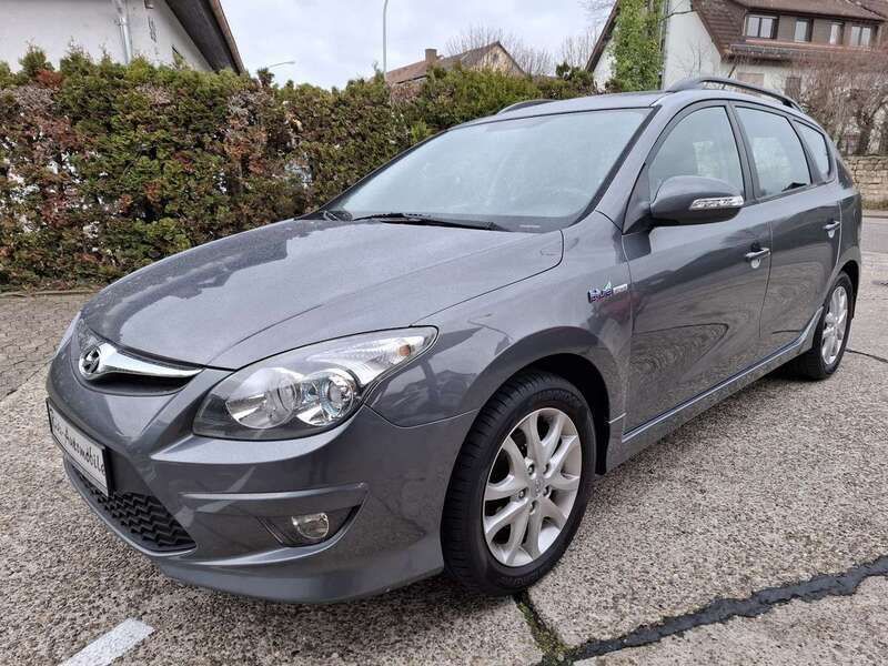 Grau Gebraucht 2012 Hyundai i30 Classic Kombi | 6.400 € (Teuer) - Bild 1/4