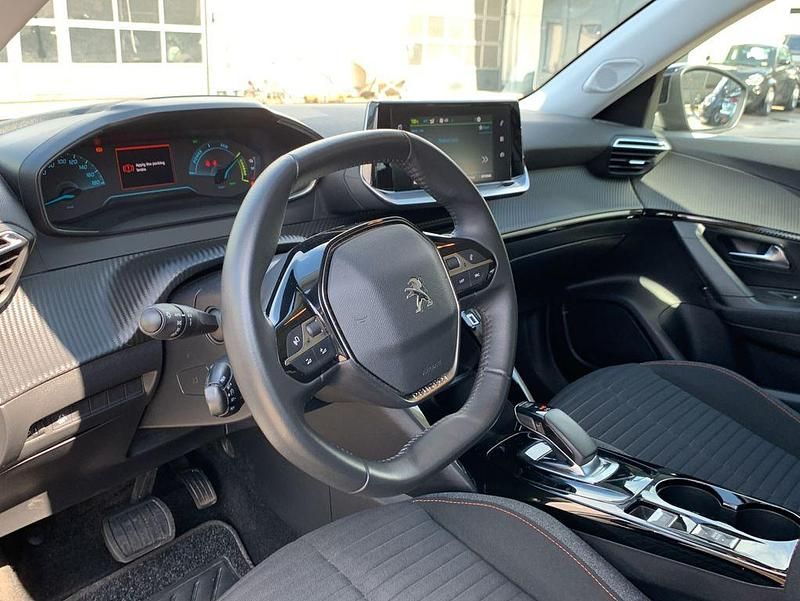 Gebraucht Peugeot e-2008 Active 100 kW (136 PS) 2021 Schwarz SUV