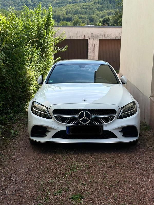 Weiß Gebraucht 2019 Mercedes C200 AMG line Limousine | 26.000 € (Teuer) - Bild 1/4