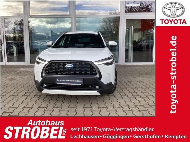 Schneeweiß Gebraucht 2023 Toyota Corolla Cross Team SUV | 31.980 € (Guter Preis) - Bild 1/4
