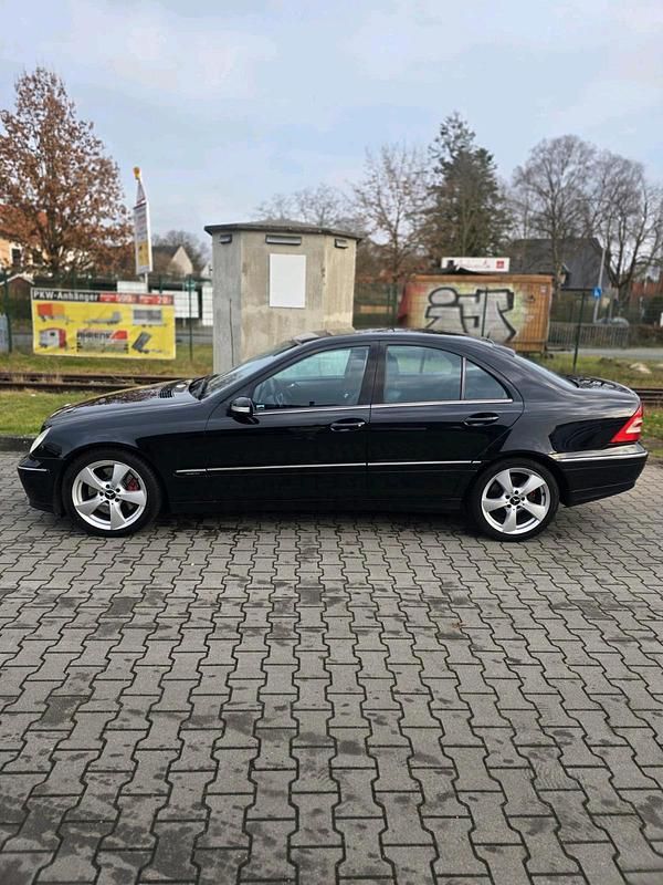 Schwarz Gebraucht 2006 Mercedes C320 Sport Limousine | 5.000 € (Fairer Preis) - Bild 1/4
