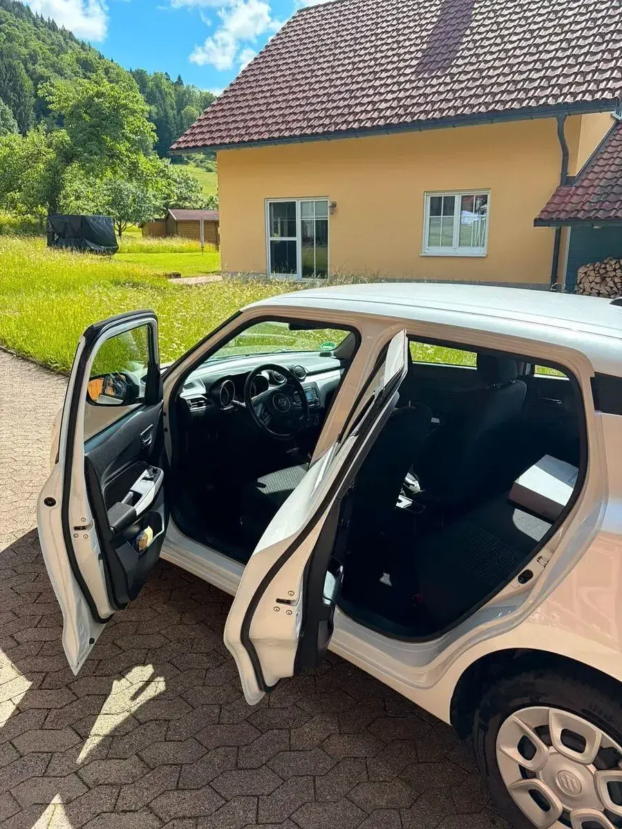Gebraucht Suzuki Swift Club 90 PS (66 kW) 2019 Weiß Kleinwagen
