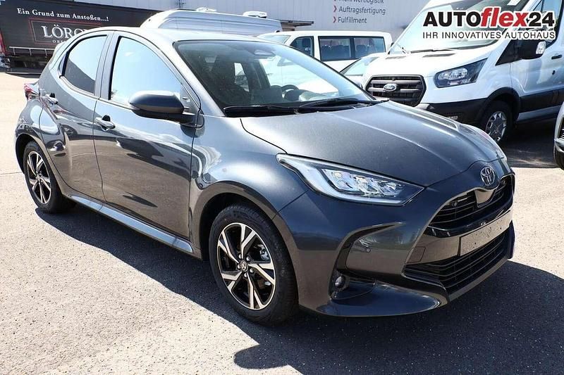 Ash grey metallic Neu 2025 Toyota Yaris Hybrid Kleinwagen | 25.304 € (Fairer Preis) - Bild 1/4