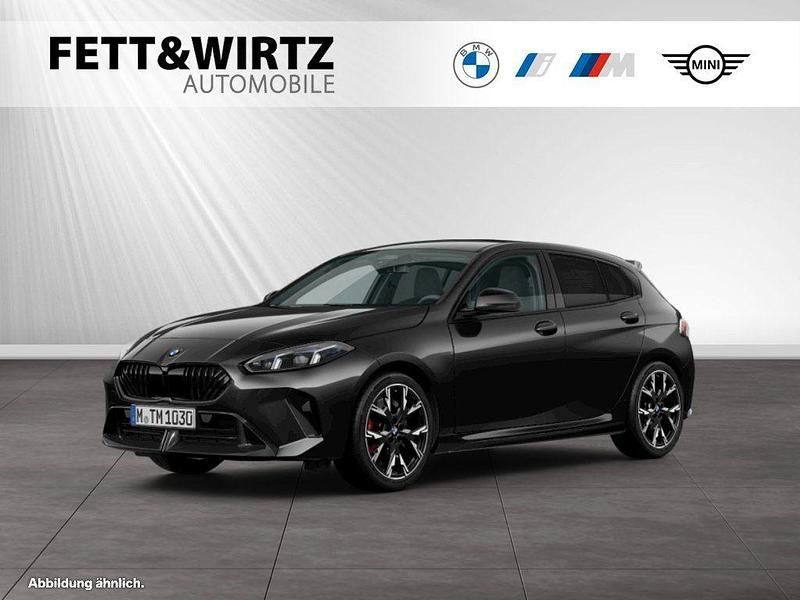 Saphirschwarz metallic Neu 2025 BMW 120 M Sport Kleinwagen | 43.490 € (Teuer) - Bild 1/3