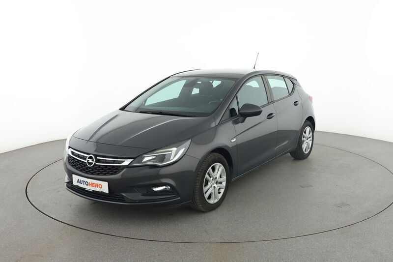 Grau Gebraucht 2016 Opel Astra Selective Limousine | 10.620 € - Bild 1/4