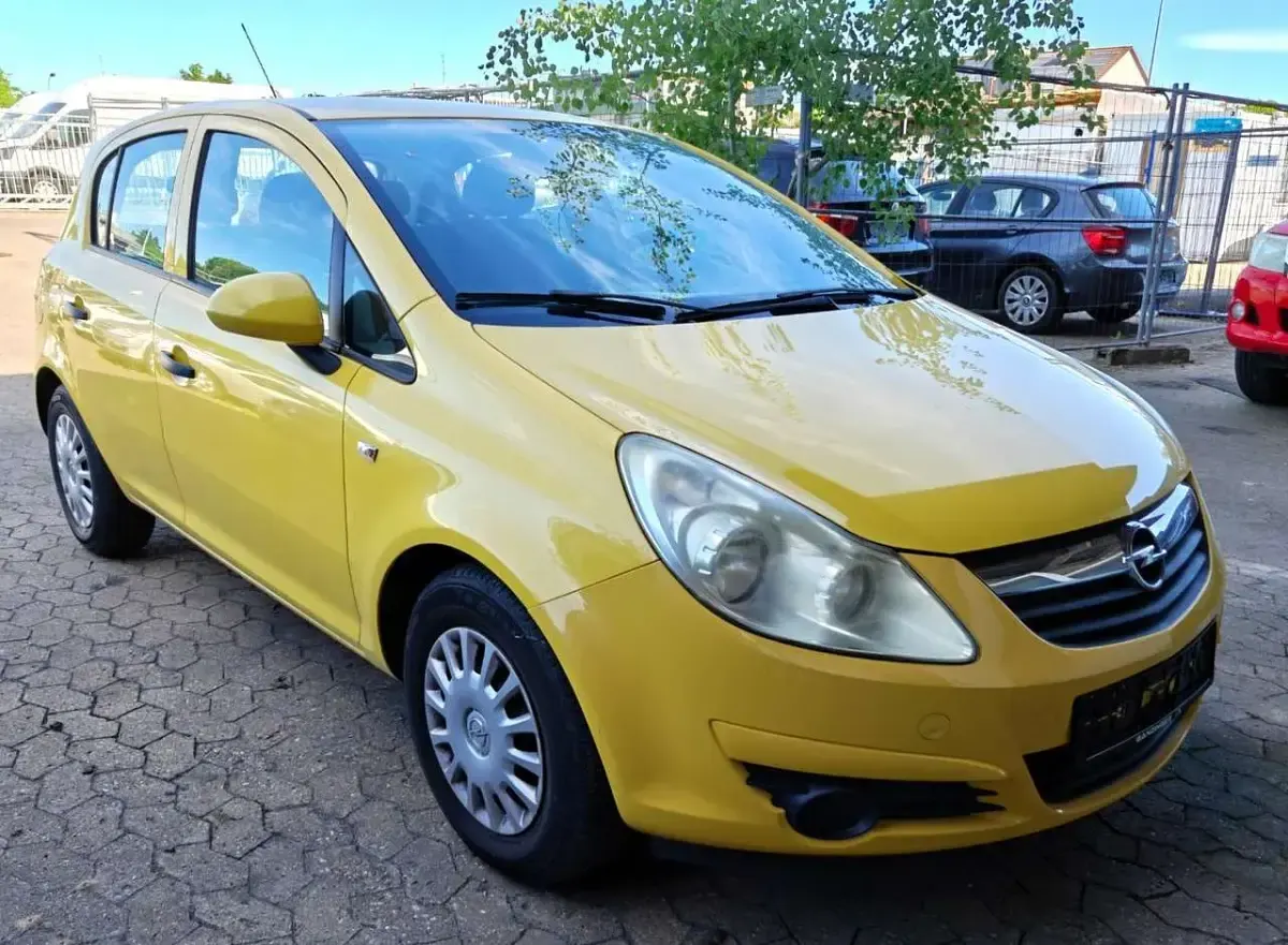 Używany Opel Corsa Selection 60 KM (44 kW) 2009 Żółty Hatchback