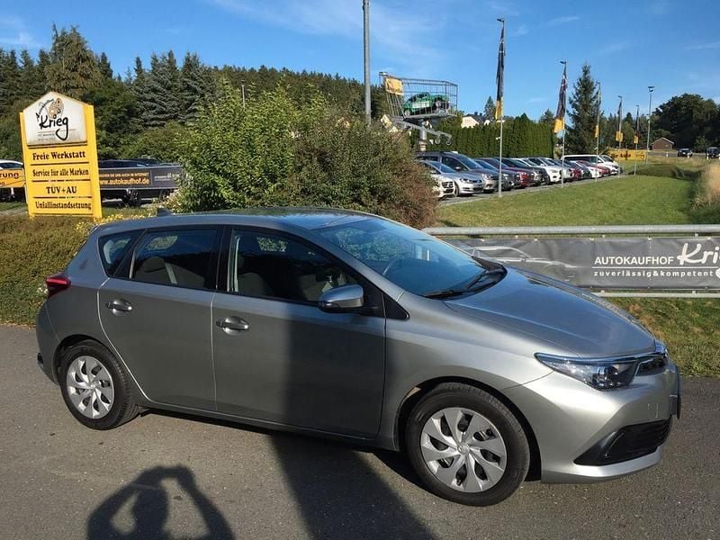 Grau Gebraucht 2016 Toyota Auris Cool Limousine | 10.295 € (Fairer Preis) - Bild 1/4