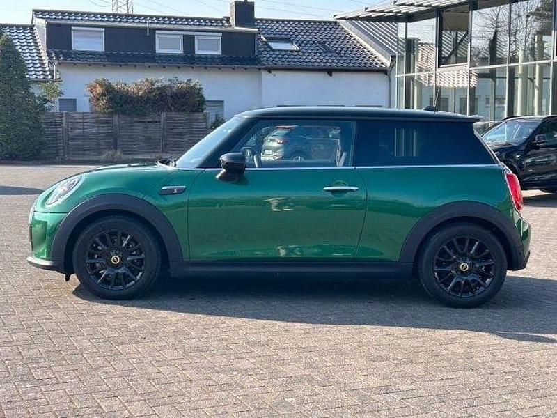 Gebraucht Mini Cooper SE Classic 135 kW (184 PS) 2023 British racing green metallic Kleinwagen