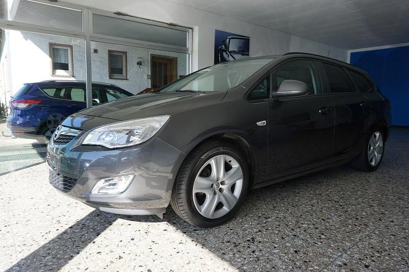 Grau Gebraucht 2011 Opel Astra Design Edition Kombi | 2.650 € (Superpreis) - Bild 1/4