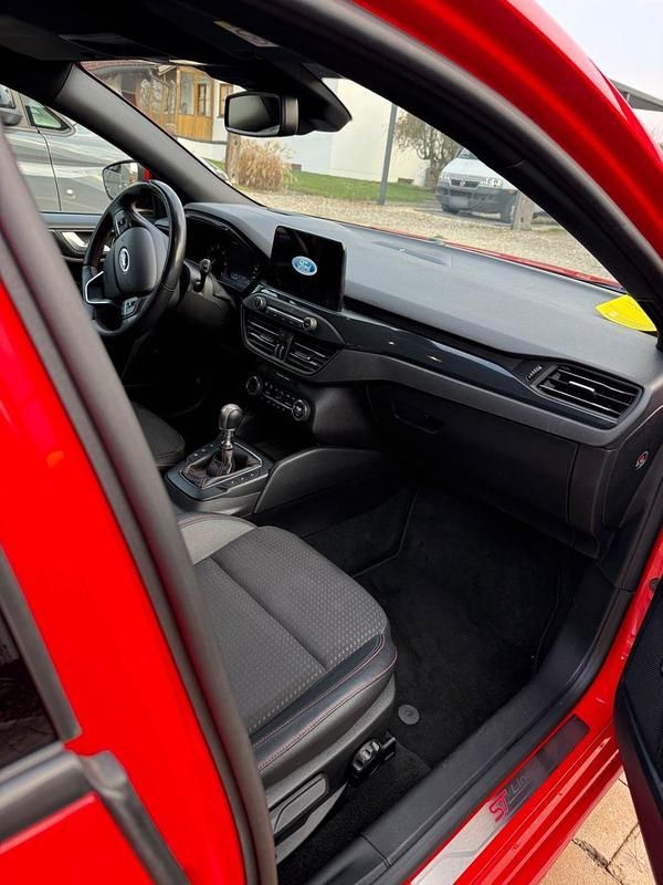 Gebraucht Ford Focus ST-Line 120 PS (88 kW) 2018 Rot Limousine