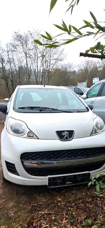 Gebraucht Peugeot 107 69 PS (50 kW) 2010 Weiß Kleinwagen