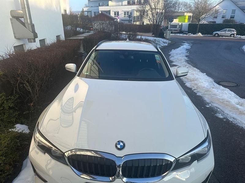 Weiß Gebraucht 2020 BMW 320 Advantage Kombi | 22.999 € (Superpreis) - Bild 1/4
