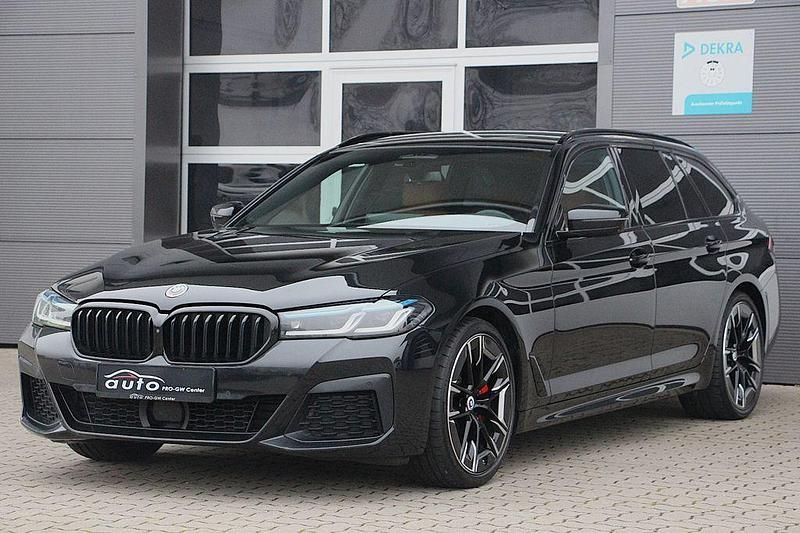 Schwarz Gebraucht 2023 BMW 520 M Sport Kombi | 31.290 € - Bild 1/4