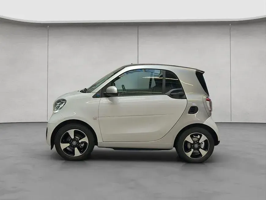 Gebraucht Smart ForTwo Coupé Passion 60 kW (82 PS) 2024 Bodypanels in white Coupé