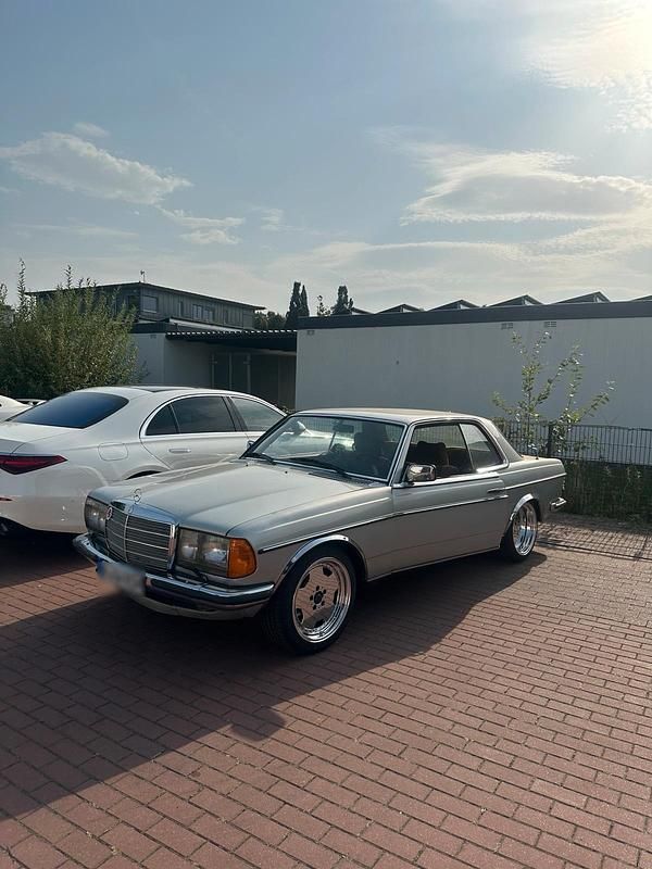 Gebraucht Mercedes 280 176 PS (129 kW) 1978 Silber Coupé