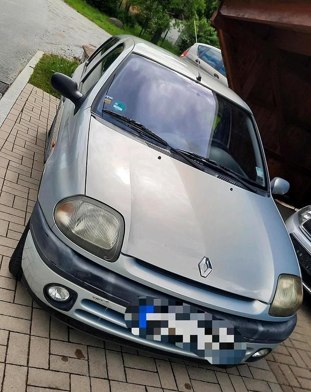 Silber Gebraucht 1999 Renault Clio II Kleinwagen | 400 € (Superpreis) - Bild 1/4