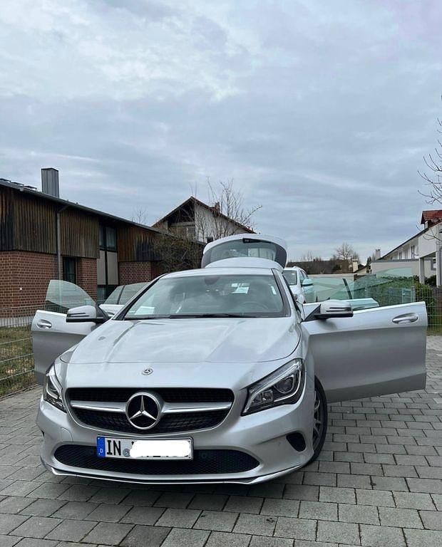 Grau Gebraucht 2018 Mercedes CLA200 Shooting Brake Kombi | 18.700 € (Etwas zu teuer) - Bild 1/4