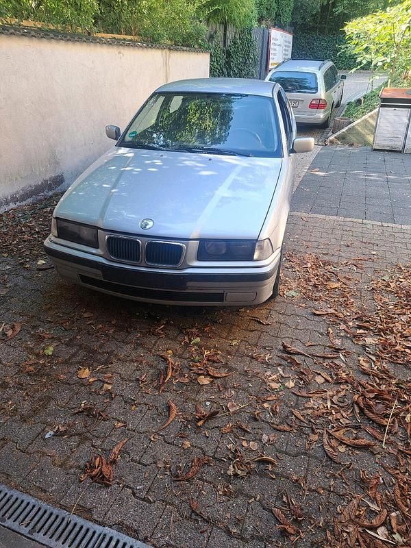 Silber Gebraucht 2000 BMW 316 Limousine | 1.750 € (Superpreis) - Bild 1/4