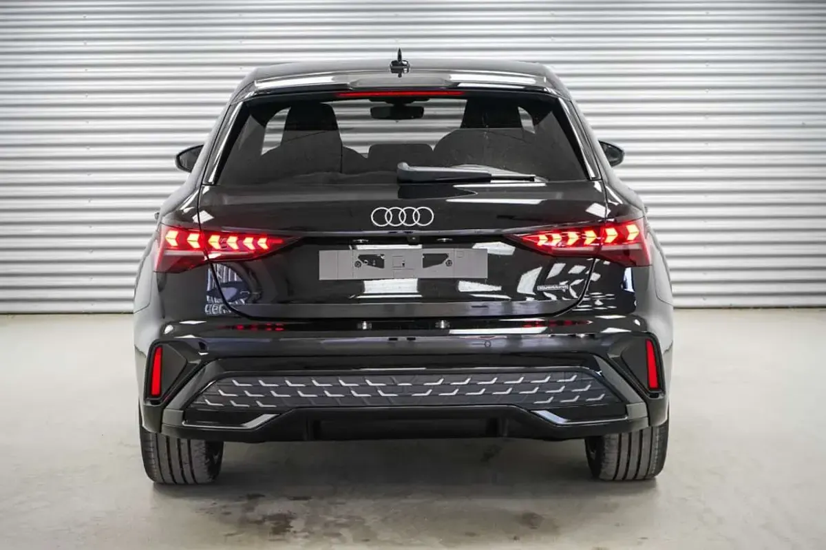 Neu Audi A3 Sportback 204 PS (150 kW) 2026 Mythosschwarz metallic (0e) Kleinwagen