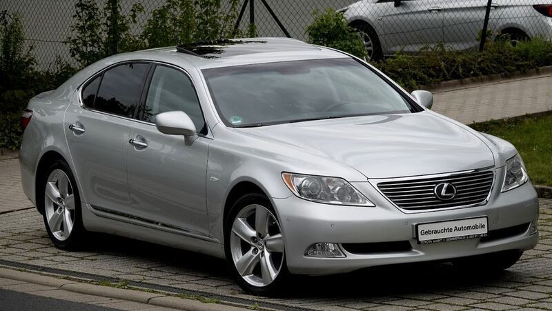 Premium silver Gebraucht 2007 Lexus LS460 Limousine | 20.999 € - Bild 1/4