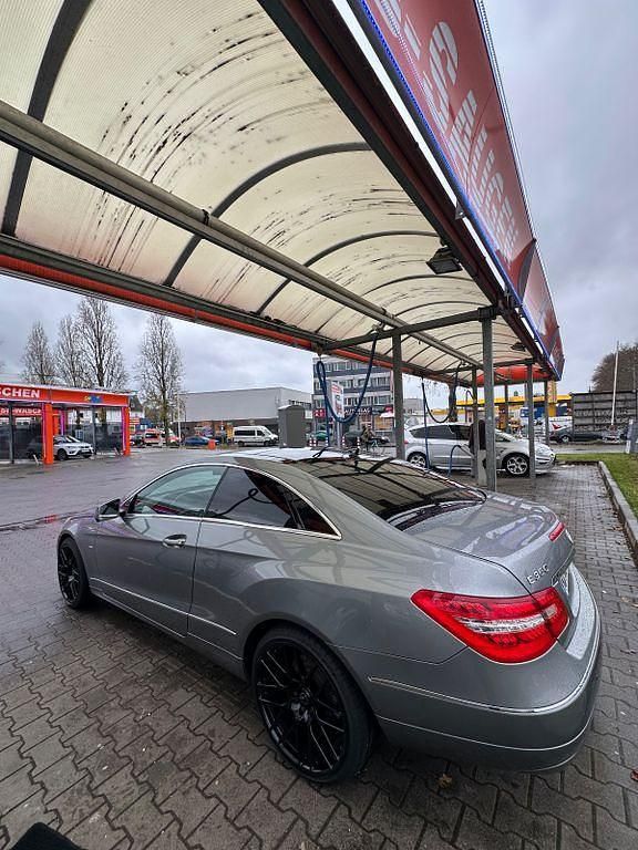Grau Gebraucht 2010 Mercedes E350 Coupé | 10.999 € (Fairer Preis) - Bild 1/4