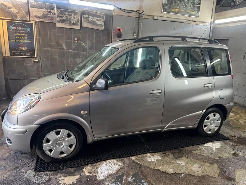 Gebraucht Toyota Yaris 86 PS (63 kW) 2003 Silber Kombi
