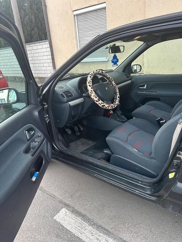 Second-hand Renault Clio 75 CP (55 kW) 2004 Negru Hatchback