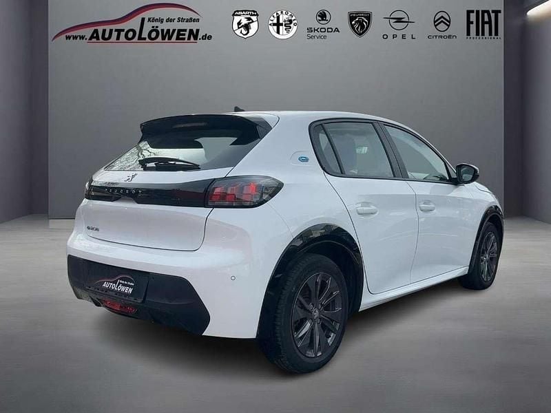 Gebraucht Peugeot e-208 Active 100 kW (136 PS) 2023 Schneeweiss Kleinwagen