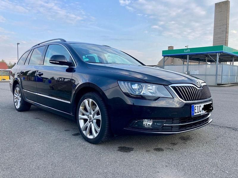 Usado Skoda Superb 140 HP (102 kW) 2014 Preto Carrinha