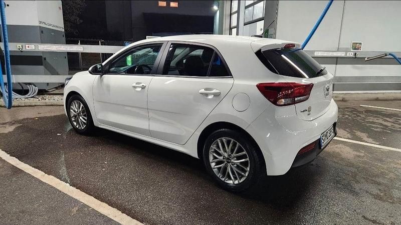Weiß Gebraucht 2017 Kia Rio DREAM-TEAM Edition Limousine | 8.400 € (Fairer Preis) - Bild 1/2