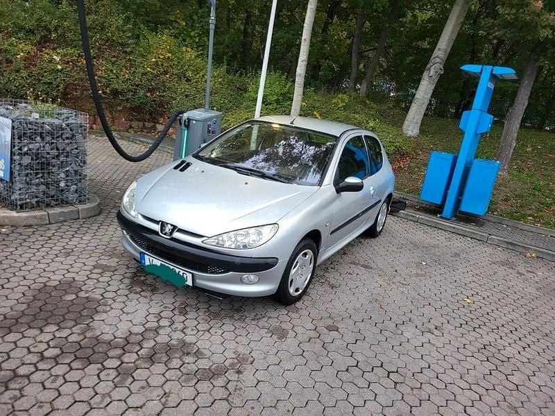 Grau Gebraucht 2003 Peugeot 206 Limousine | 850 € (Guter Preis) - Bild 1/2