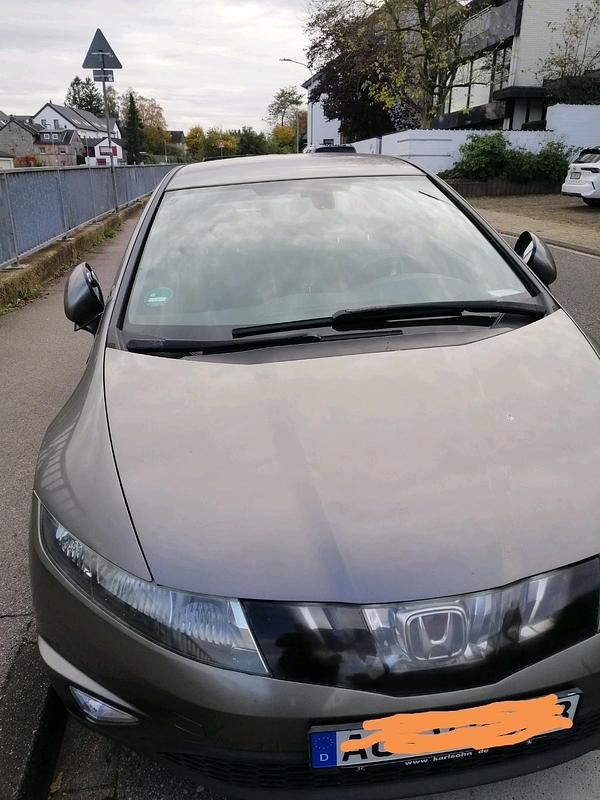 Grau Gebraucht 2007 Honda Civic Limousine | 3.300 € (Fairer Preis) - Bild 1/4
