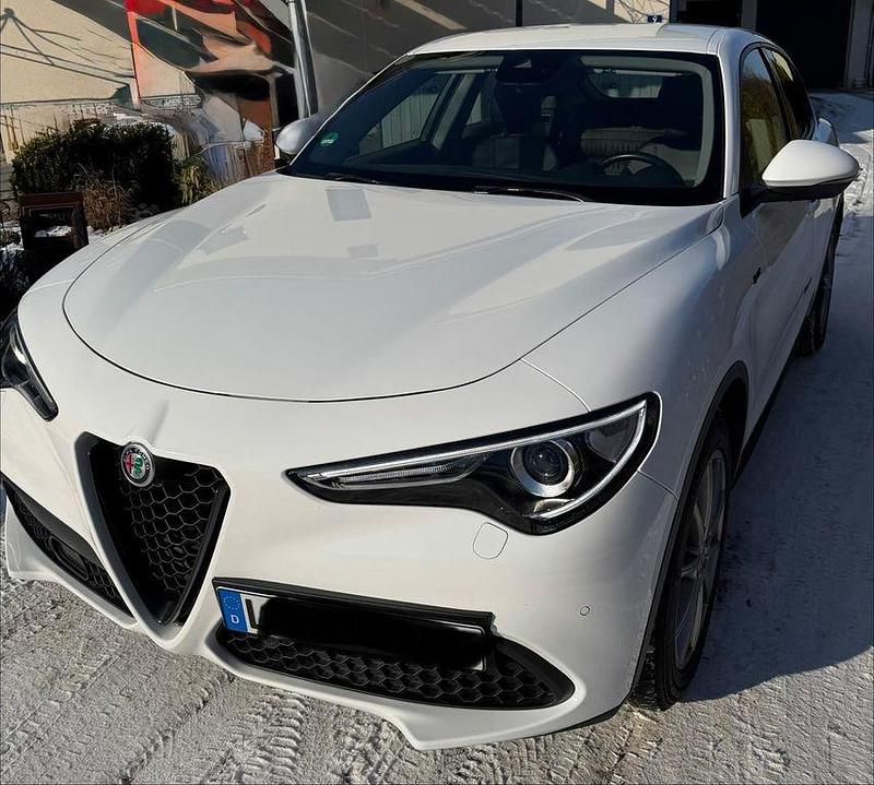 Weiß Gebraucht 2021 Alfa Romeo Stelvio Sprint SUV | 27.200 € (Guter Preis) - Bild 1/4
