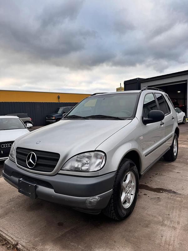 Gebraucht Mercedes ML320 218 PS (160 kW) 1999 Silber SUV