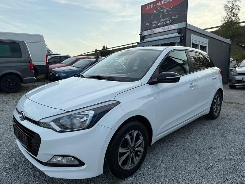 Weiß Gebraucht 2018 Hyundai i20 Passion Limousine | 6.990 € (Superpreis) - Bild 1/4