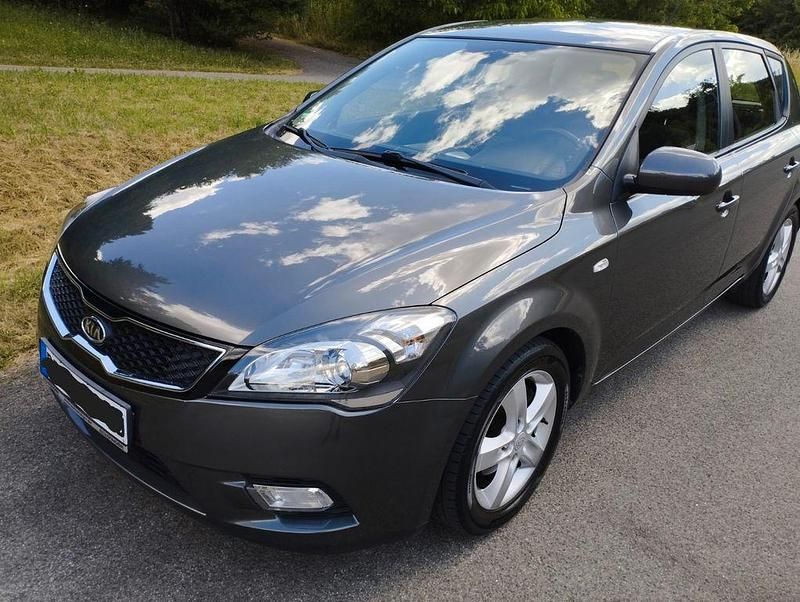 Silber Gebraucht 2012 Kia Ceed Edition 7 Limousine | 5.990 € (Guter Preis) - Bild 1/4