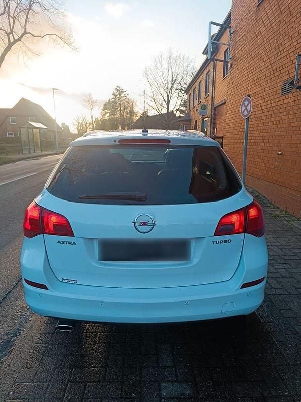 Gebraucht Opel Astra 140 PS (102 kW) 2012 Weiß Kombi