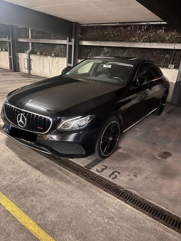 Schwarz Gebraucht 2016 Mercedes E200 Avantgarde Limousine | 22.990 € (Fairer Preis) - Bild 1/4