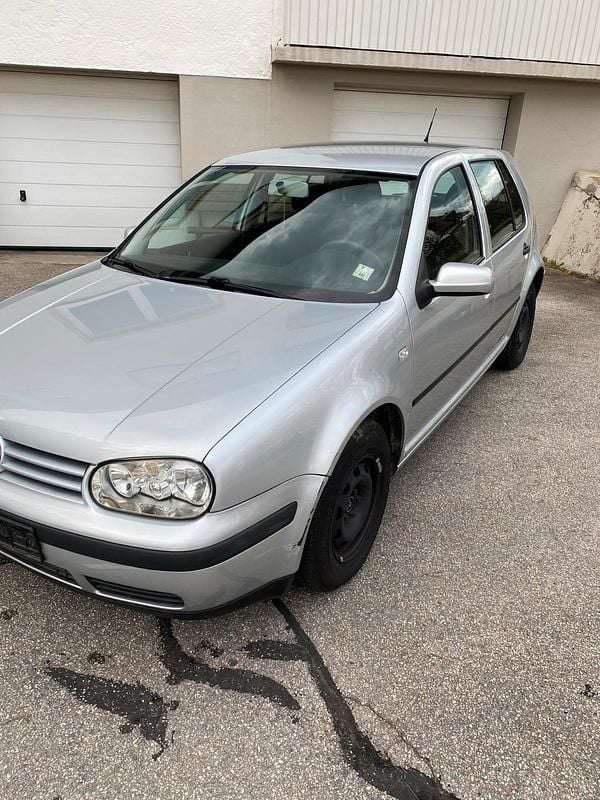 Second-hand VW Golf IV 75 CP (55 kW) 2002 Argintiu Berlinǎ
