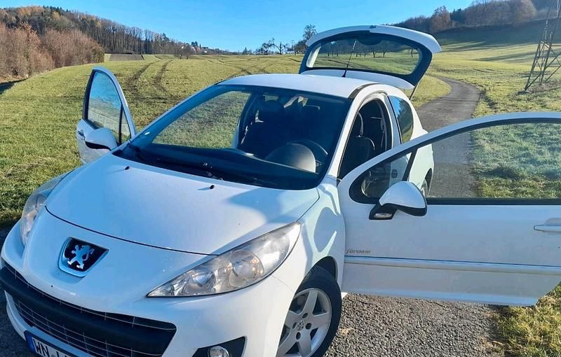 Weiß Gebraucht 2012 Peugeot 207 Kleinwagen | 2.000 € (Guter Preis) - Bild 1/4