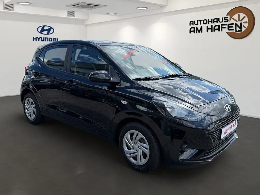 Gebraucht Hyundai i10 Select 63 PS (46 kW) 2024 Phantom black / met Kleinwagen