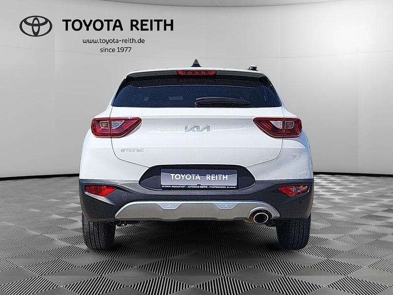 Gebraucht Kia Stonic Vision 101 PS (74 kW) 2023 Weiß ((ud) clear white s) SUV