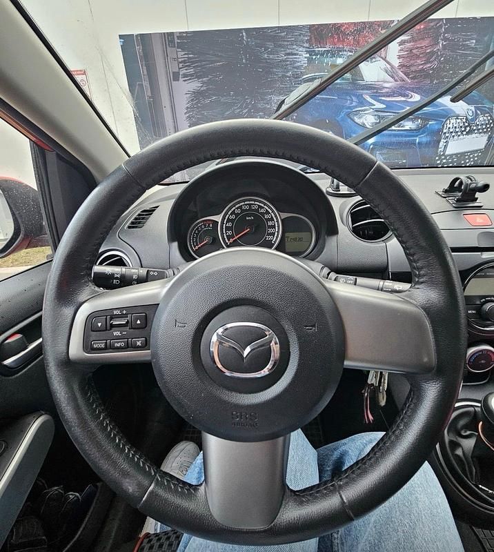 Gebraucht Mazda 2 75 PS (55 kW) 2013 Rot Kleinwagen