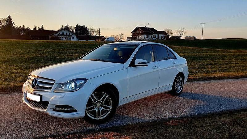 Weiß Gebraucht 2014 Mercedes C220 Elegance Limousine | 10.000 € (Fairer Preis) - Bild 1/4